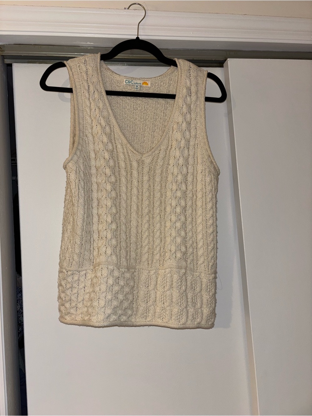 C&C California Cream Cable-Textured V-Neck knit tank